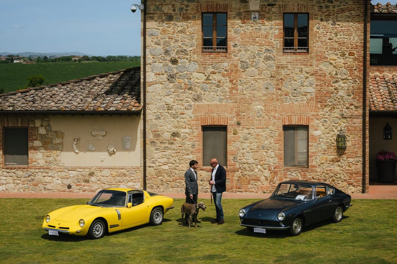 Supercar con porte ad ali di gabbiano