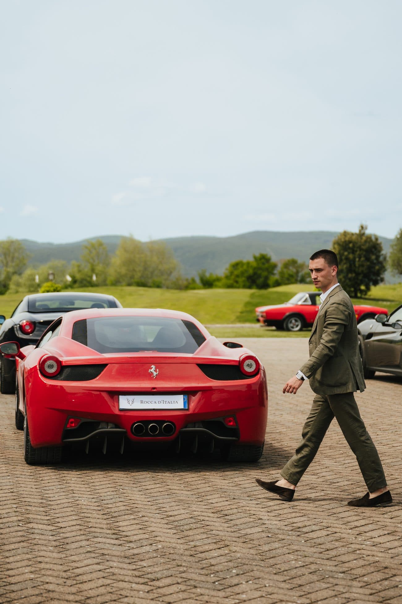 Ferrari rossa ammirata dagli ospiti del Giardino dell'Eden