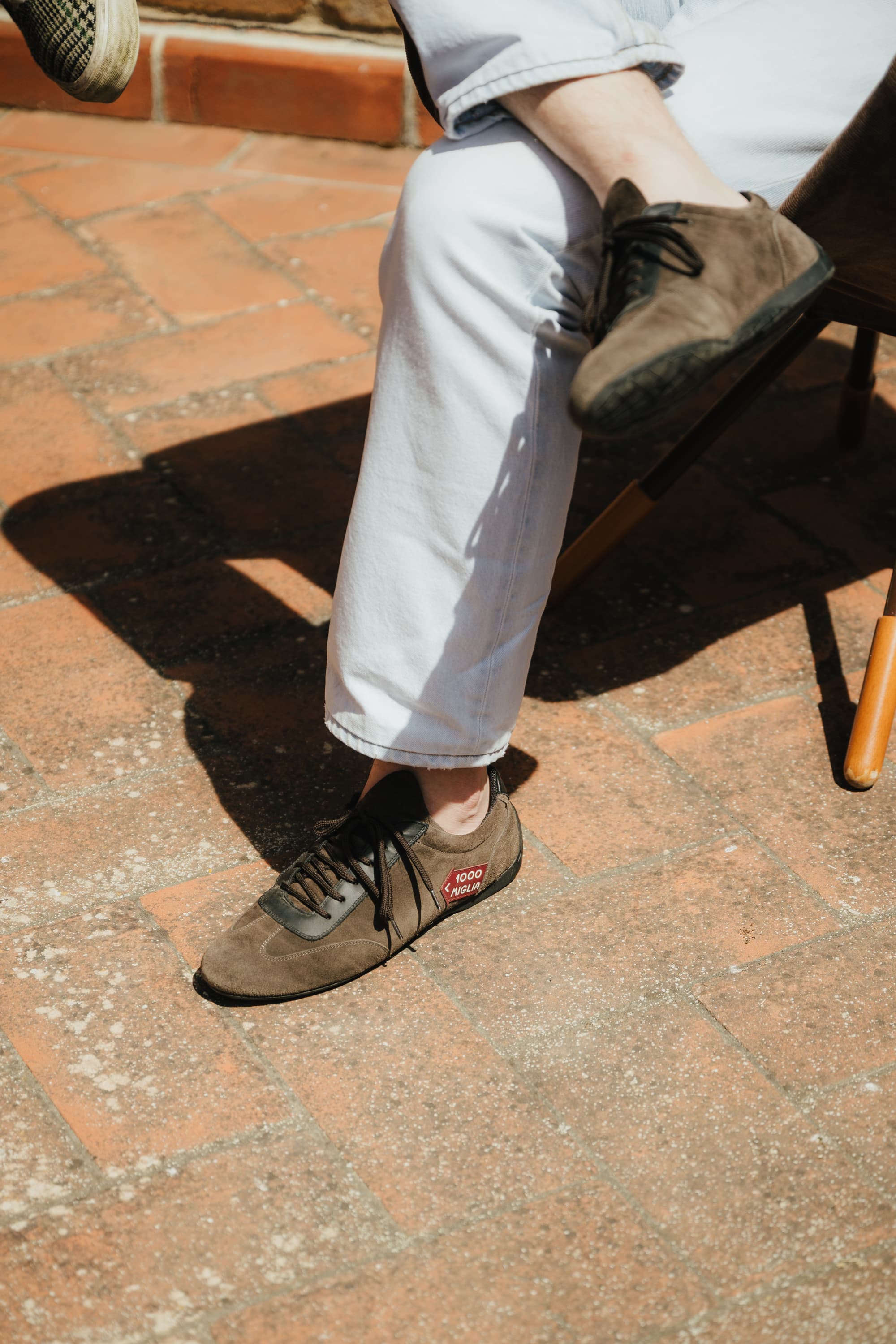 Dettaglio di scarpe con badge 1000 Miglia