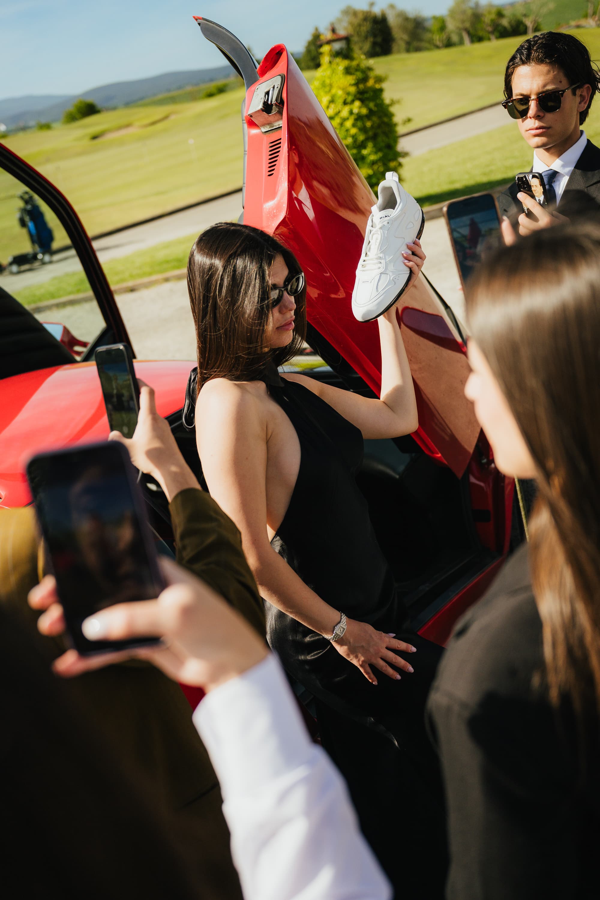 Ospite con Lamborghini rossa al Giardino dell'Eden