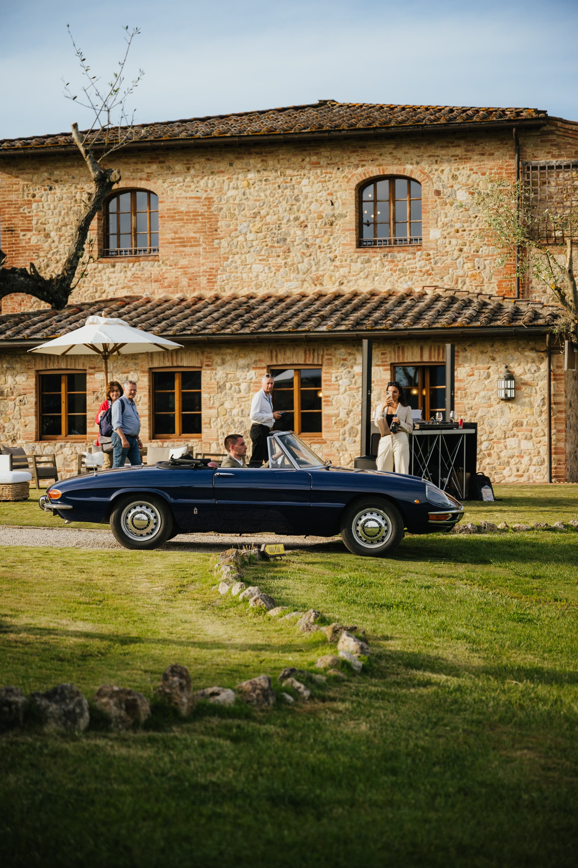 Alfa Romeo Spider blu davanti al Castello della Paneretta al Giardino dell'Eden